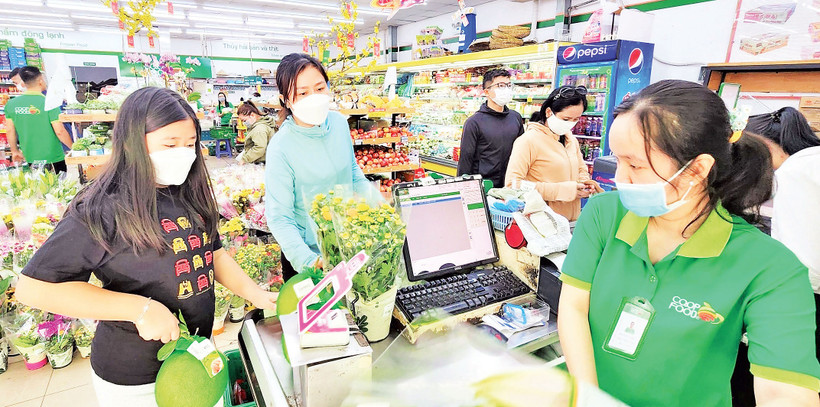 Người dân mua hàng tại một siêu thị Co.opmart. (Ảnh CTV)
