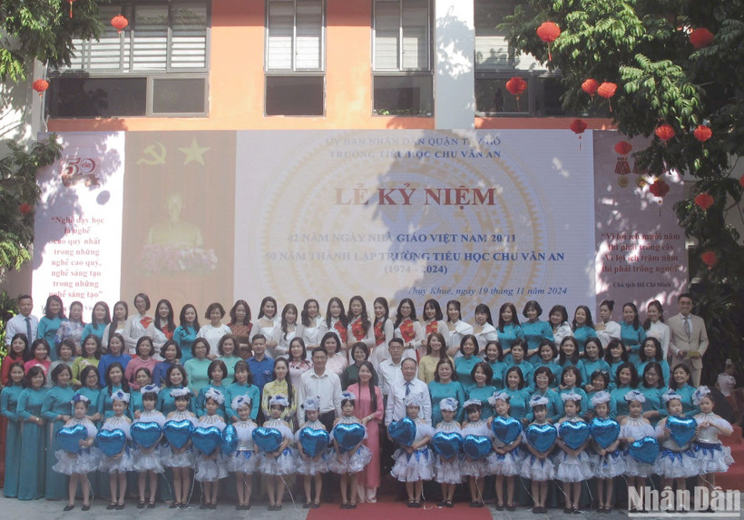 Thầy cô giáo và học sinh Trường tiểu học Chu Văn An 