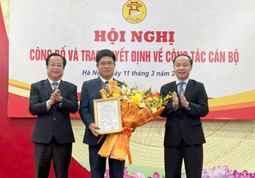 Giám đốc Sở Giáo dục và Đào tạo Hà Nội Trần Thế Cương và Phó Giám đốc Sở Giáo dục và Đào tạo Hà Nội Nguyễn Quang Tuấn chúc mừng Hiệu trưởng trường Bồi dưỡng cán bộ giáo dục Hà Nội Nguyễn Xuân Thành (Ảnh: Sở GDĐT Hà Nội)