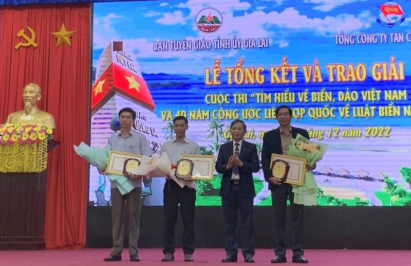 Trao thưởng 3 tập thể đạt giải tại cuộc thi.