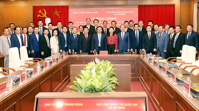 Đại biểu và học viên Lớp bồi dưỡng chụp ảnh chung. (Ảnh: hcma.vn)