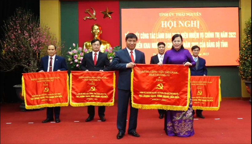 Bí thư Tỉnh ủy Thái Nguyên trao cờ thi đua cho các tập thể, cá nhân.