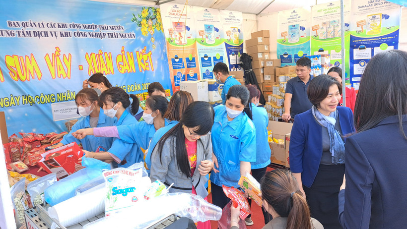 Công nhân mua hàng tại phiên chợ công đoàn 2023.