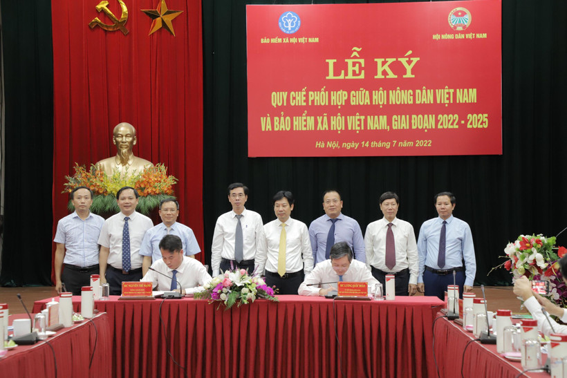 Đại diện lãnh đạo Bảo hiểm xã hội Việt Nam và Trung ương Hội Nông dân Việt Nam ký kết quy chế phối hợp công tác.