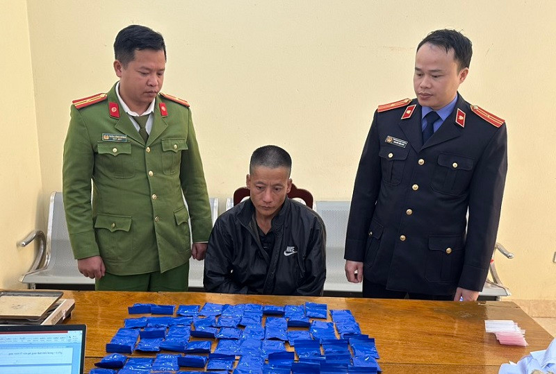 Lý A Phừ cùng tang vật tại cơ quan công an.
