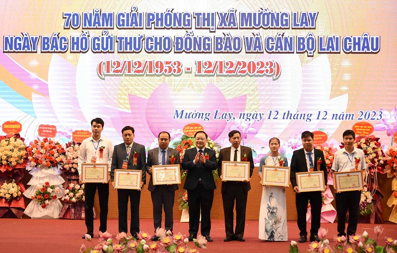 Đồng chí Mùa A Sơn, Phó Bí thư Thường trực Tỉnh ủy Điện Biên trao Bằng khen tặng các tập thể, cá nhân có thành tích trong các phong trào thi đua xây dựng thị xã Mường Lay.