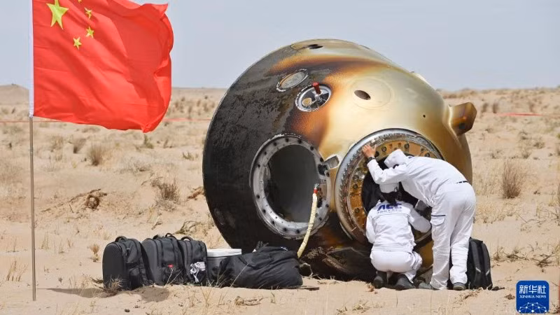 Mô-đun trở về Trái Đất của tàu vũ trụ Thần Châu 19 hạ cánh an toàn xuống bãi đáp Đông Phong. (Ảnh: Tân Hoa xã)