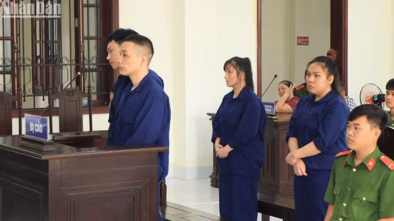 Các bị cáo trước tòa.