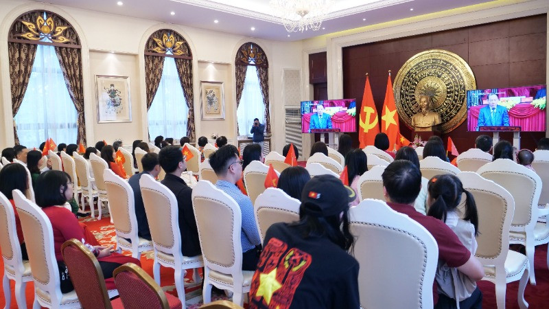 Toàn cảnh buổi cầu truyền hình Lễ diễu binh, diễu hành và lễ kỷ niệm 50 năm Ngày Giải phóng miền nam, thống nhất đất nước.
