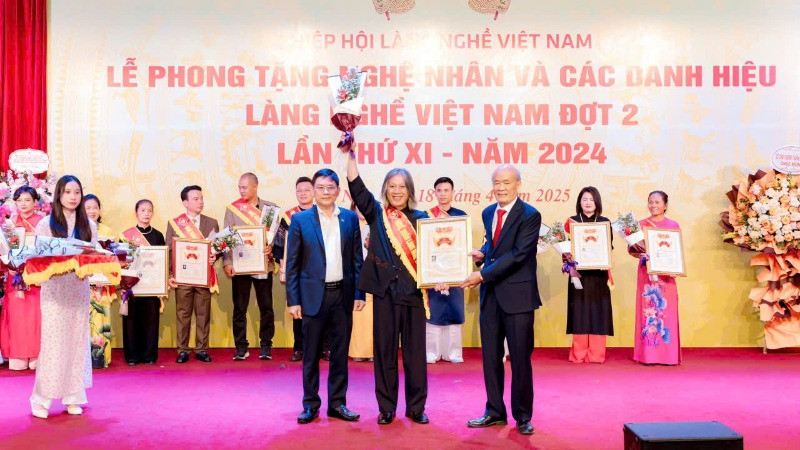 Kiên trì lan tỏa di sản trà Việt và tinh thần yêu nước đến thế hệ trẻ với video kể chuyện “Trà yêu nước”, ông Hồ Ngọc Lâm đã được Hiệp hội Làng nghề Việt Nam trao tặng danh hiệu Nghệ nhân Trà.