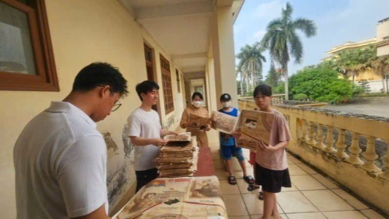 Sinh viên Đại học Y Hà Nội và Học viện Tài chính hỗ trợ phát phụ san cho người dân.
