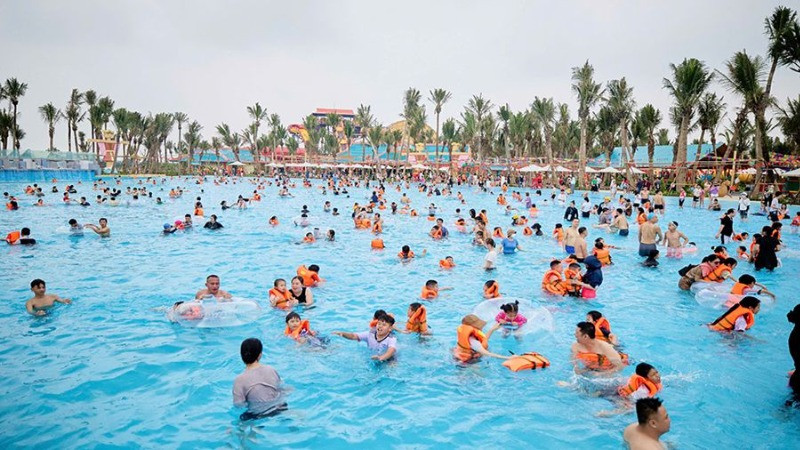 Hàng nghìn du khách đã đến tham quan, trải nghiệm các dịch vụ tại Sun World Hà Nam ngay ngày đầu khai trương.