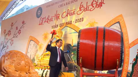 Đồng chí Phạm Quang Ngọc, Phó Bí thư Tỉnh ủy, Chủ tịch Ủy ban nhân dân tỉnh Ninh Bình đánh trống khai hội chùa Bái Đính.