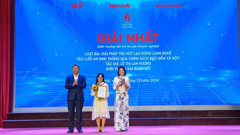 Trao giải Nhất cho tác giả đoạt giải nhóm cây bút chuyên nghiệp. (Ảnh: Ban tổ chức)