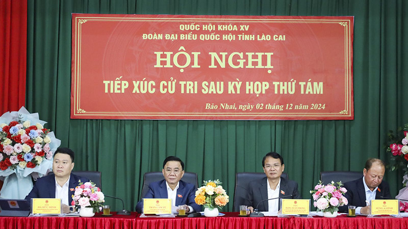 Đồng chí Trần Cẩm Tú và đoàn đại biểu Quốc hội tỉnh Lào Cai tại buổi tiếp xúc cử tri. (Ảnh: https://ubkttw.vn/)