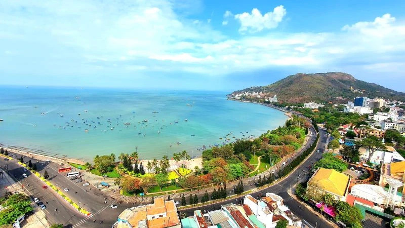 Bãi trước thành phố Vũng Tàu - địa điểm tắm biển hấp dẫn với khách du lịch. (Ảnh VŨ TÂN)