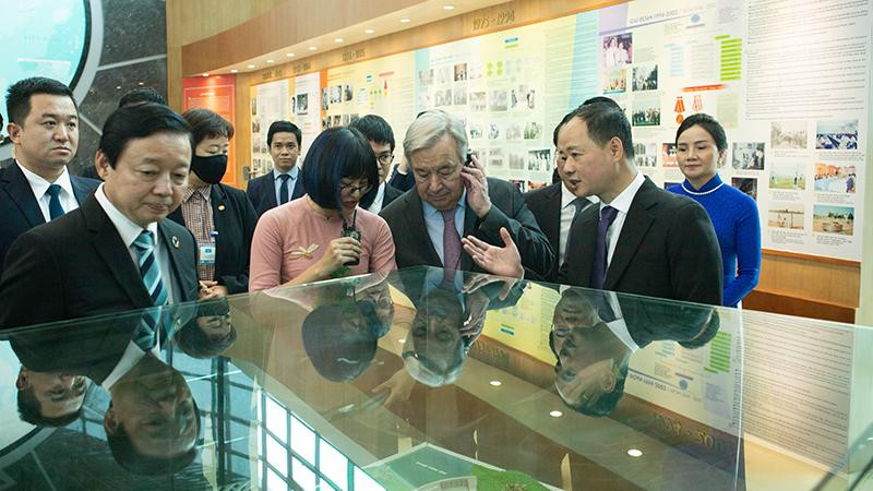 Tổng Thư ký Liên hợp quốc Antonio Guterres thăm Phòng truyền thống của Tổng cục Khí tượng-Thủy văn. (Ảnh: VNMHA)