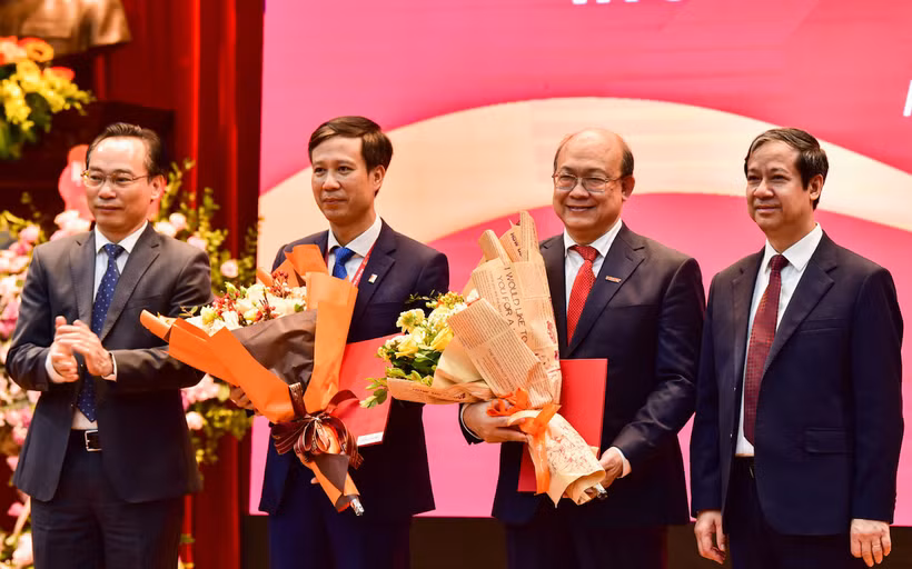 GS Lê Anh Tuấn (thứ hai từ trái sang) nhận Quyết định công nhận Chủ tịch Hội đồng Đại học và PGS Huỳnh Quyết Thắng (thứ ba từ trái sang) nhận Quyết định công nhận Giám đốc Đại học.
