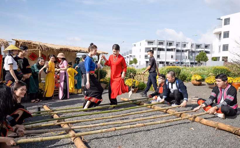 Du khách trải nghiệm múa sạp tại "Phiên chợ xưa" trong hành trình trải nghiệm và khám phá Thành phố Cà-phê ở Bảo tàng Thế giới Cà-phê dịp Tết Nguyên đán 2023 tại Đắk Lắk. (Ảnh: Công Lý)