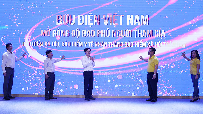 Các đại biểu nhấn nút phát động lễ ra quân. (Ảnh: VNPost)