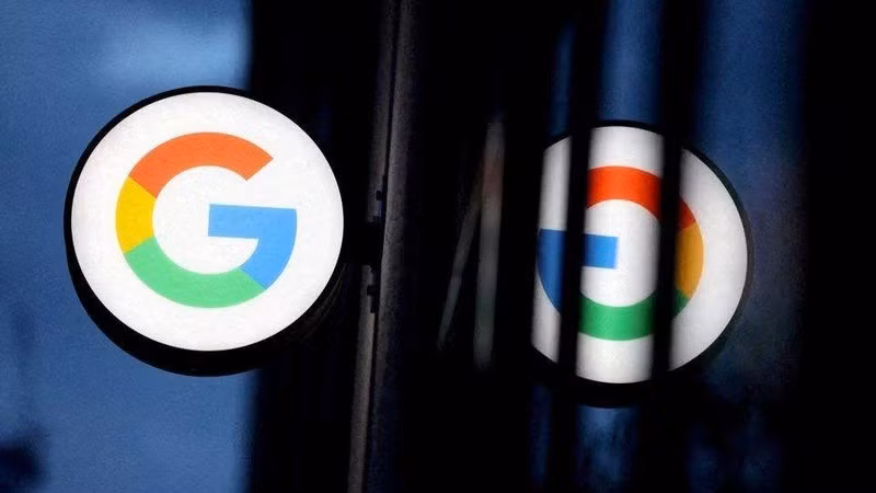 Logo của Google bên ngoài cửa hàng Google Store Chelsea ở Manhattan, New York, Mỹ. (Ảnh: Reuters)