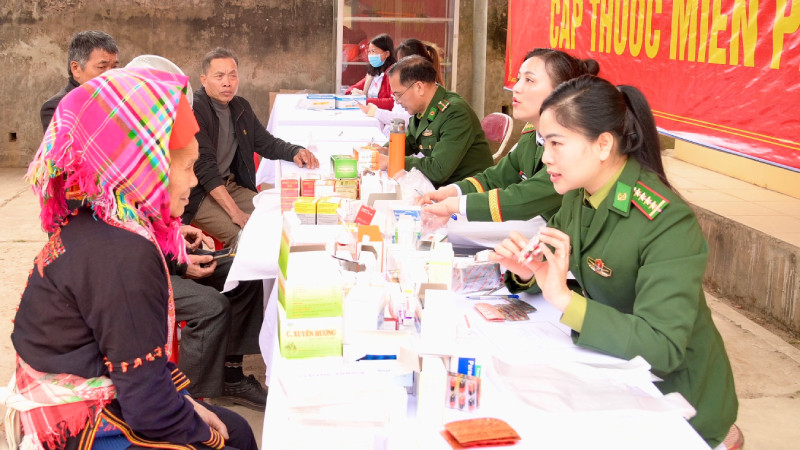 Nữ chiến sĩ Bộ đội Biên phòng Lạng Sơn cấp phát thuốc cho bà con biên giới.