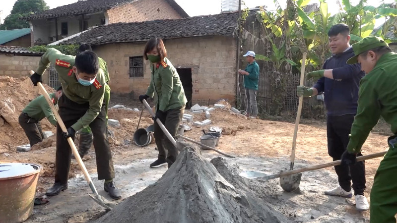 Công An huyện Lộc Bình, tỉnh Lạng Sơn tham gia xây dựng nhà Đại đoàn kết cho nhân dân.