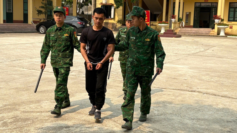 Đối tượng Nguyễn Văn Quý bị lực lượng Bộ đội Biên Phòng Đồn Pò Mã bắt giữ.