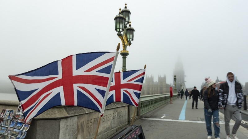Người dân đi bộ trên cầu Westminster trong màn sương mù ở London, Vương quốc Anh, ngày 19/12/2021. (Ảnh: Tân Hoa xã)