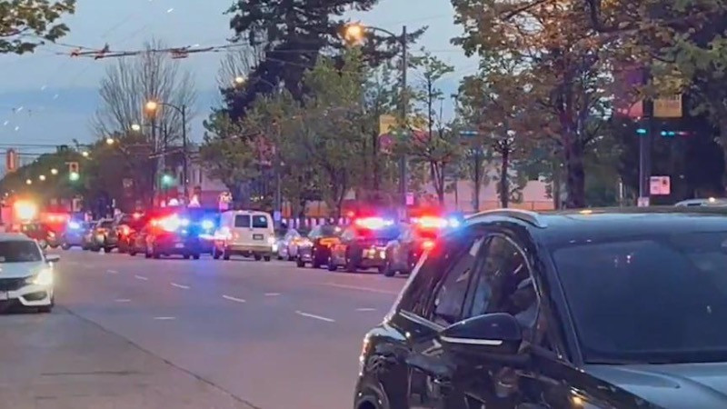 Cảnh sát Vancouver cho biết, tài xế đã bị bắt giữ sau khi một chiếc ô-tô lao vào đám đông đang tham dự một lễ hội đường phố. (Nguồn: X) 