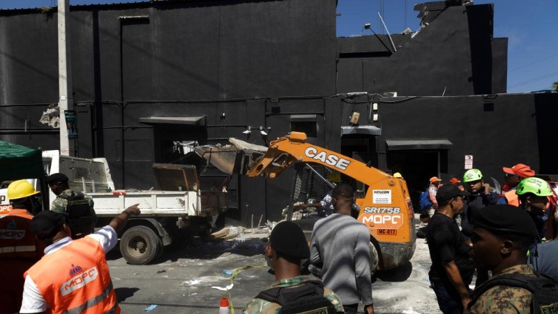 Lực lượng cứu hộ làm việc tại hiện trường vụ sập mái hộp đêm ở Santo Domingo, Cộng hòa Dominica. (Ảnh: Tân Hoa xã)