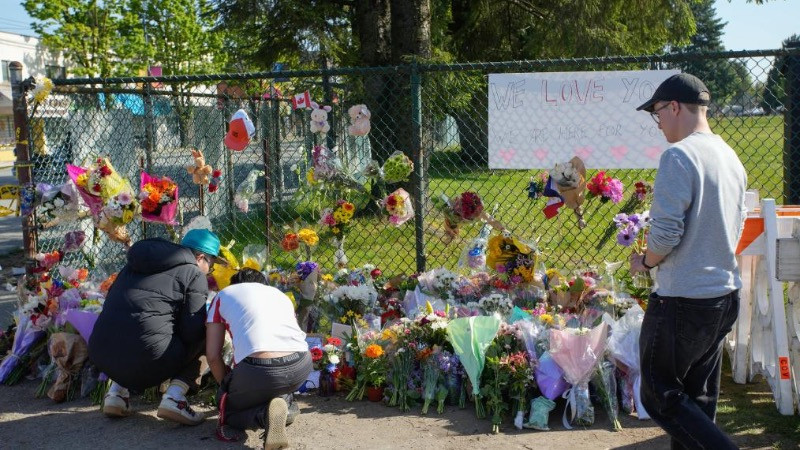 Người dân đặt hoa gần hiện trường vụ lao xe vào đám đông ở Vancouver, tỉnh British Columbia, Canada, ngày 27/4/2025. (Ảnh: Tân Hoa xã)