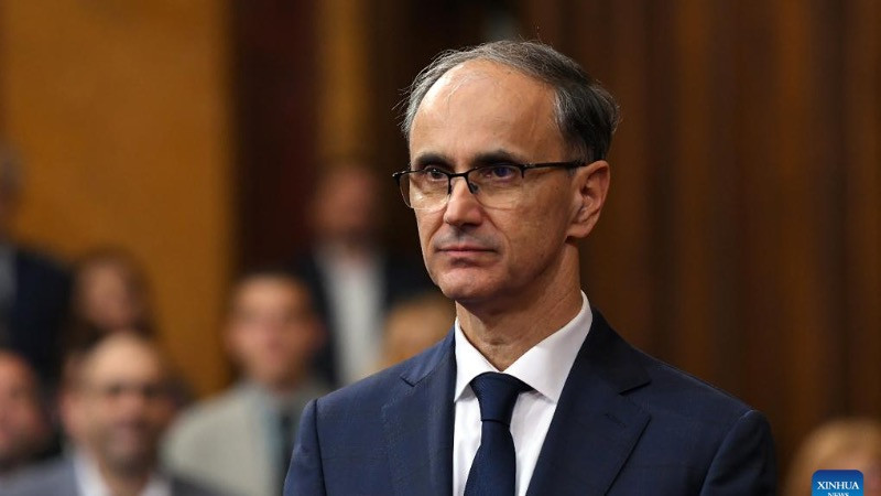 Ông Djuro Macut tuyên thệ nhậm chức tại tòa nhà Quốc hội Serbia ở Belgrade, Serbia vào ngày 16/4/2025. (Ảnh: Tân Hoa xã)