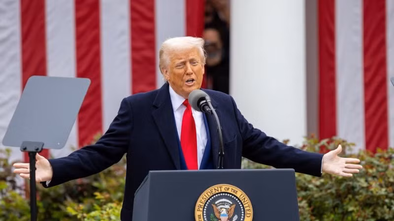 Tổng thống Mỹ Donald Trump phát biểu về thuế quan đối ứng tại Vườn Hồng của Nhà Trắng ở Washington D.C. ngày 2/4/2025. (Ảnh: Tân Hoa xã)