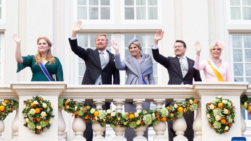 Công chúa Amalia của Hà Lan, Vua Willem-Alexander, Hoàng hậu Maxima, Hoàng tử Constantijn và Công chúa Laurentien (từ trái sang phải) vẫy chào người dân từ ban công Cung điện Noordeinde ở The Hague, Hà Lan, ngày 20/9/2022. (Ảnh: Tân Hoa xã)