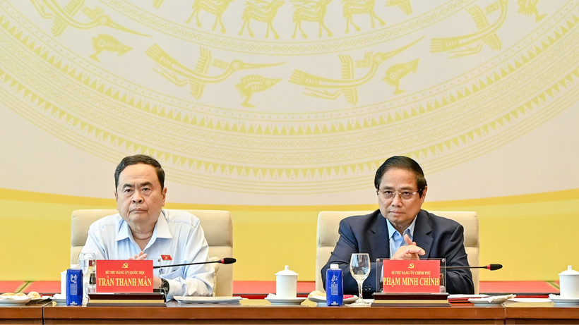 Bí thư Đảng ủy Chính phủ, Thủ tướng Chính phủ Phạm Minh Chính và Bí thư Đảng ủy Quốc hội, Chủ tịch Quốc hội Trần Thanh Mẫn chủ trì hội nghị. (Ảnh Duy Linh)