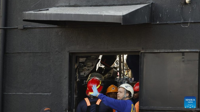 Lực lượng cứu hộ tìm kiếm người sống sót tại hiện trường vụ sập mái hộp đêm ở Santo Domingo, Cộng hòa Dominica, vào ngày 8/4. (Ảnh: Tân Hoa xã)