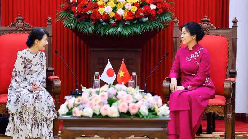 Bà Ngô Phương Ly, Phu nhân Tổng Bí thư Tô Lâm và bà Ishiba Yoshiko, Phu nhân Thủ tướng Nhật Bản Ishiba Shigeru tại buổi gặp gỡ. (Ảnh: BNG)