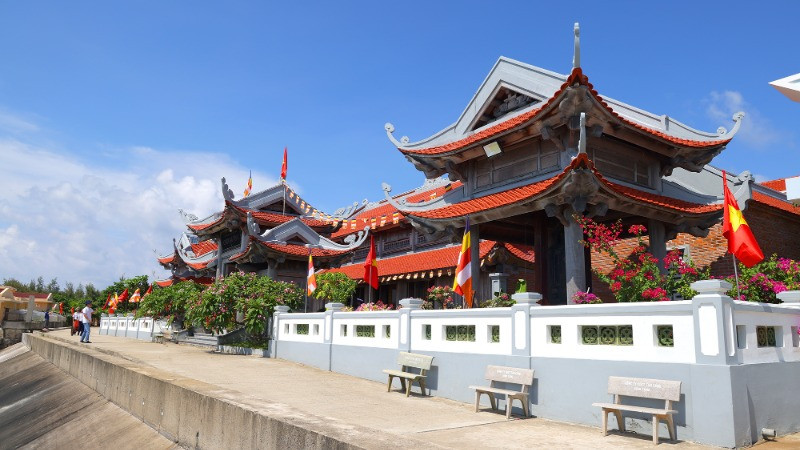 Chùa Đá Tây A bên thềm sóng.