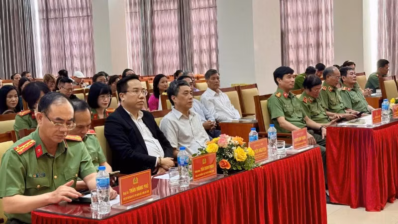 Trại sáng tác văn học quy tụ đông đảo các đại biểu và nhà văn.