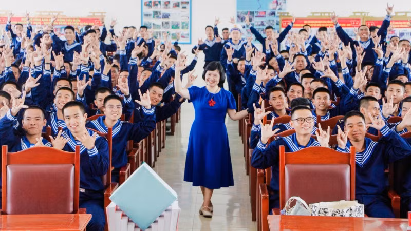 Không khí giao lưu đầy sôi nổi, hào hứng của Tiến sĩ giáo dục Nguyễn Thụy Anh và các chiến sĩ Hải quân.