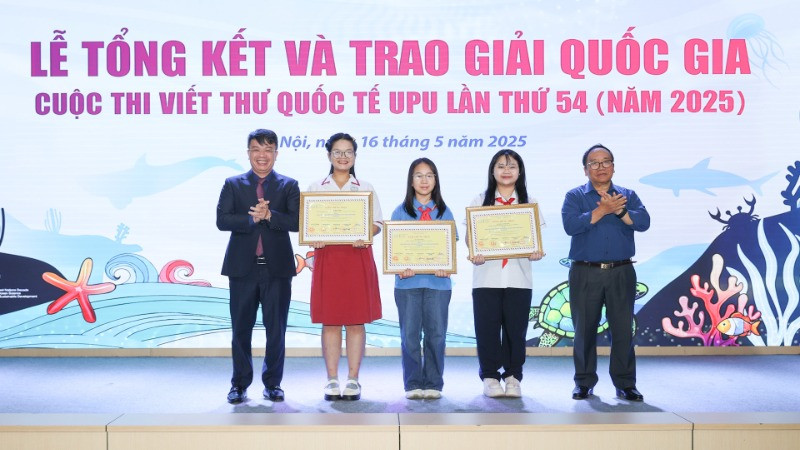 Đại diện Ban tổ chức và Ban giám khảo Cuộc thi viết thư quốc tế UPU lần thứ 54 trao giải cho các thí sinh.