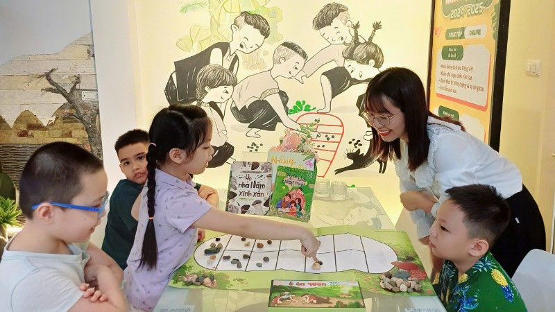 Các bạn nhỏ chơi trò ô ăn quan cùng cô giáo.