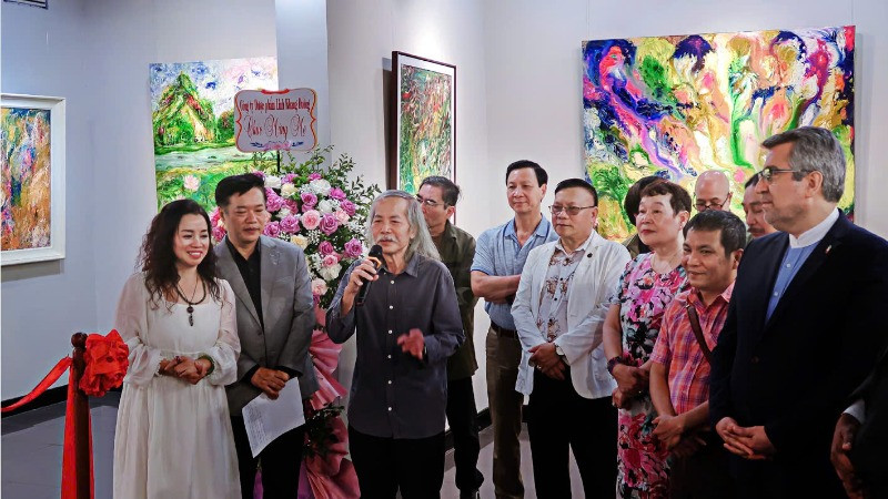 Chủ tịch Hội Mỹ thuật Việt Nam Lương Xuân Đoàn phát biểu tại Lễ khai mạc Triển lãm "Thiên Thanh" của họa sĩ Lê Thu Huyền.