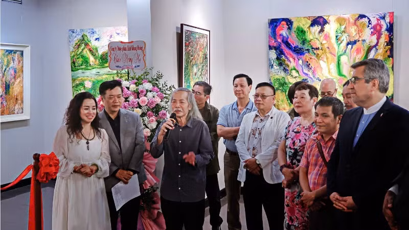 Chủ tịch Hội Mỹ thuật Việt Nam Lương Xuân Đoàn phát biểu tại Lễ khai mạc Triển lãm "Thiên Thanh" của họa sĩ Lê Thu Huyền.
