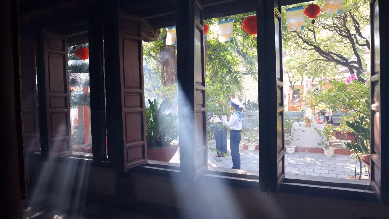 Không gian thanh tịnh, bình yên của chùa Sinh Tồn.