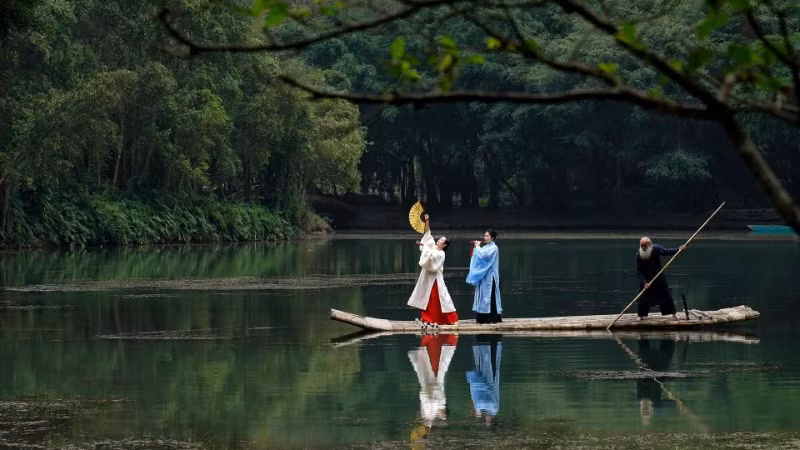 Cổ phục của Hoa Lư Legacy được trình diễn trên sông Ngô Đồng ở Ninh Bình.