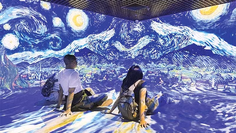 Khách du lịch đắm chìm trong không gian nghệ thuật được tạo ra từ công nghệ.