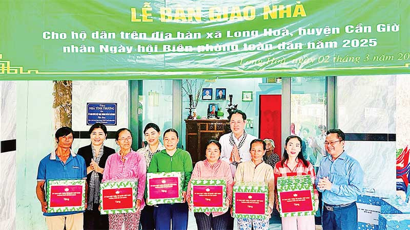 Ủy ban Mặt trận Tổ quốc thành phố trao tặng nhà tình thương cho các hộ dân trên địa bàn xã Long Hòa, huyện Cần Giờ. 