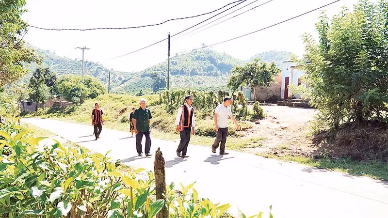 Bà con làng Đăk K'Đêm gìn giữ đường làng xanh-sạch-đẹp.